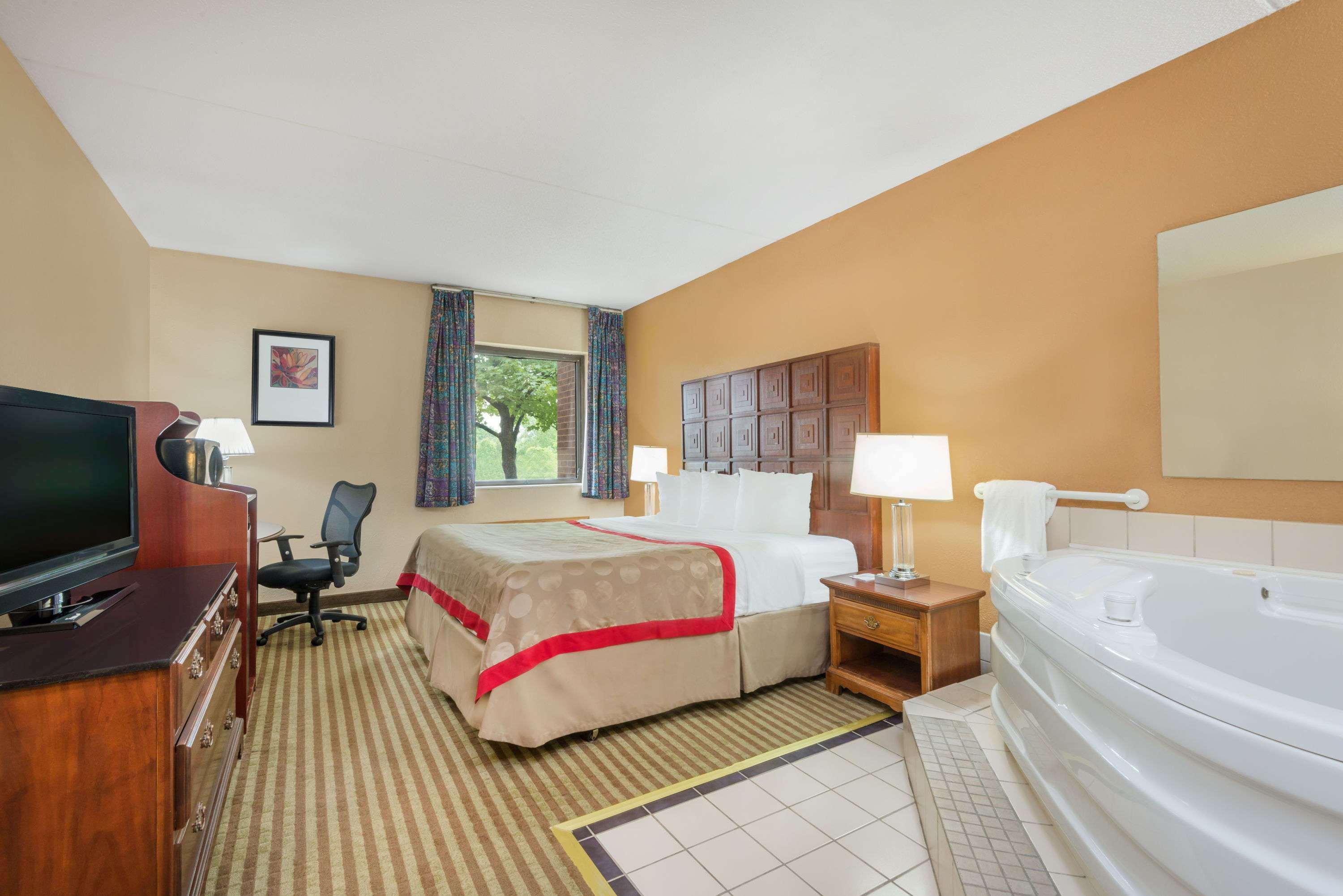 Hotel Ramada By Wyndham Columbus North Westerville Exterior foto